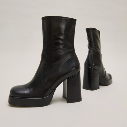 Boots with heels and square toes in black aged leather | ben