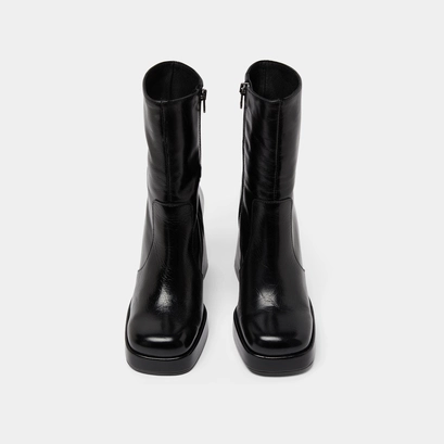 Boots with heels and square toes in black aged leather | ben