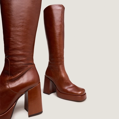 Boots with heels and square toes in brown distressed leather | bryan
