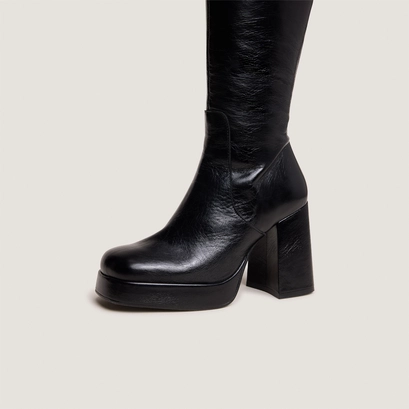 Boots with heels and square toes in black aged leather | bryan