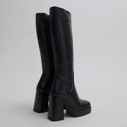 Boots with heels and square toes in black aged leather | bryan