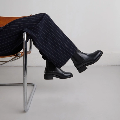Boots &agrave; bouts arrondis et &eacute;lastiques in black leather | parisse