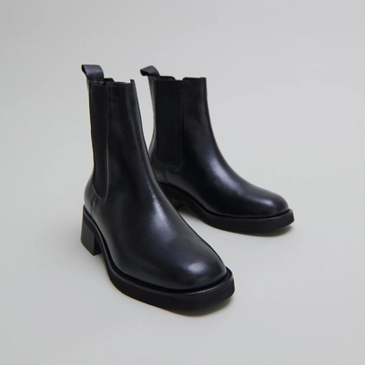 Boots &agrave; bouts arrondis et &eacute;lastiques in black leather | parisse
