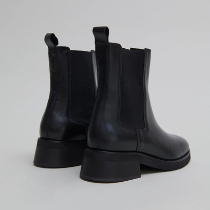 Boots &agrave; bouts arrondis et &eacute;lastiques in black leather | parisse