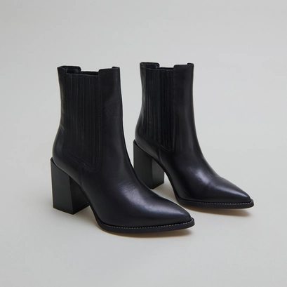 Ankle boots with heels and pointed toes in black leather | perline