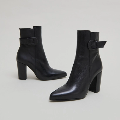 Bottines à bouts pointus et boucles black