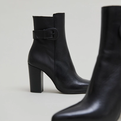 Bottines à bouts pointus et boucles black