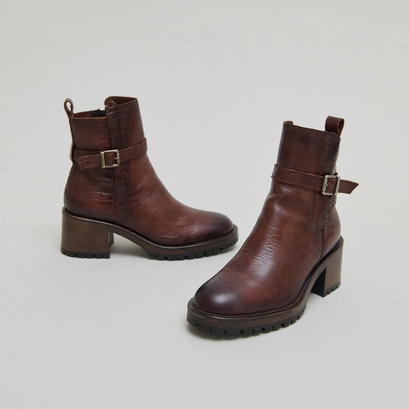 Bottines &agrave; bouts ronds et boucles in cognac reptile leather | clovis