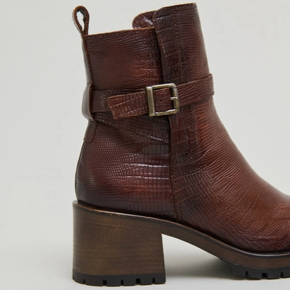 Bottines &agrave; bouts ronds et boucles in cognac reptile leather | clovis