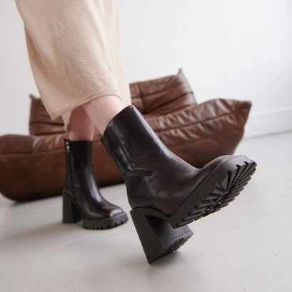 Square-toe and notched-soled boots in brown leather | GENEVE