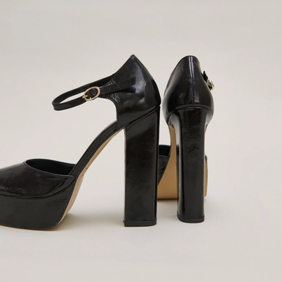 Babies &agrave; hauts talons et plateformes in black glazed leather | VANCOUVER