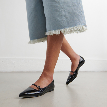 Pointed ballerinas with straps in black glazed leather | DIJON