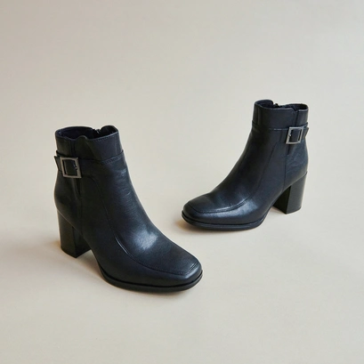Bottines &agrave; talons et boucles in black leather | adriette