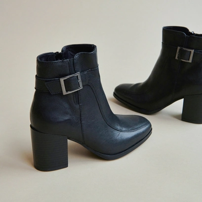 Bottines &agrave; talons et boucles in black leather | adriette