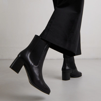 Bottines &agrave; talons et &eacute;lastiques in black leather | alderic