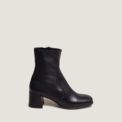 Oval-toe boots in black leather | argentat