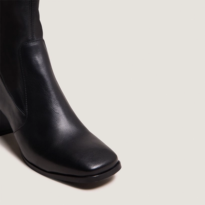Oval-toe boots in black leather | argentat