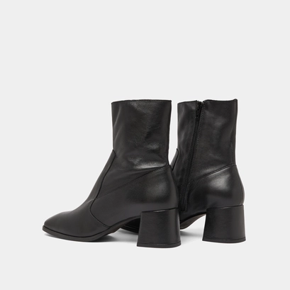 Oval-toe boots in black leather | argentat