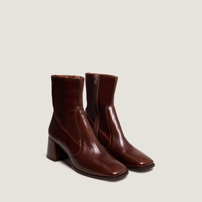 Oval-toe boots in brown aged leather | argentat