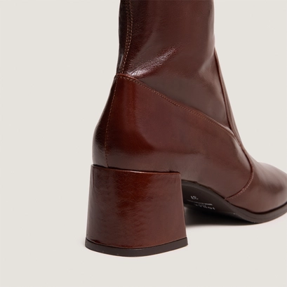 Oval-toe boots in brown aged leather | argentat