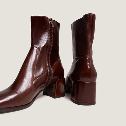 Oval-toe boots in brown aged leather | argentat