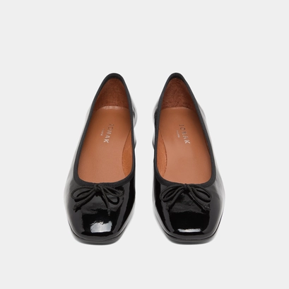 Ballet flats with square toes in black pleated patent | dybil