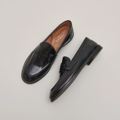 Round-toe loafers in black shiny leather | thelma