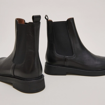 Boots &agrave; bouts ronds in black leather | agen