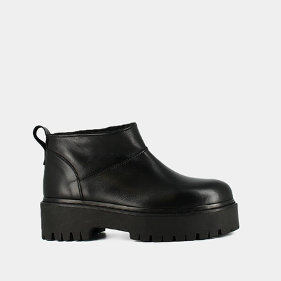 Boots &agrave; semelles crant&eacute;es in black leather | RADIO