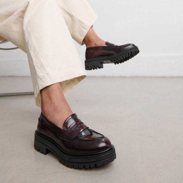 Loafer with notched soles in burgundy patinated leather | ALFI