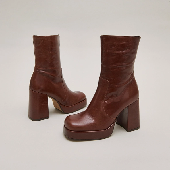 Boots with heels and square toes in brown aged leather | BEN