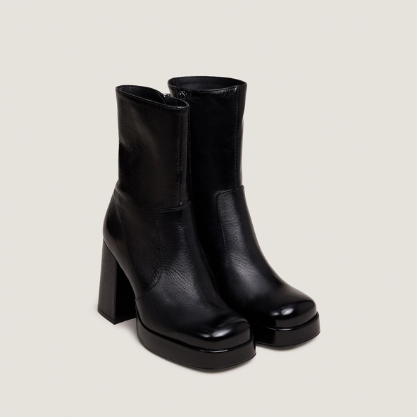 Boots with heels and square toes in black aged leather | BEN