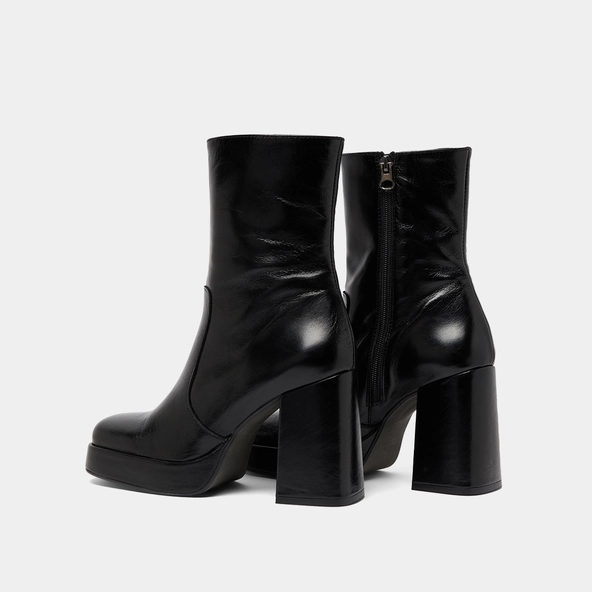 Boots with heels and square toes in black aged leather | BEN
