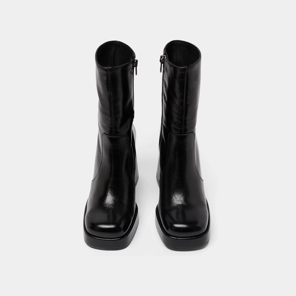 Boots with heels and square toes in black aged leather | BEN