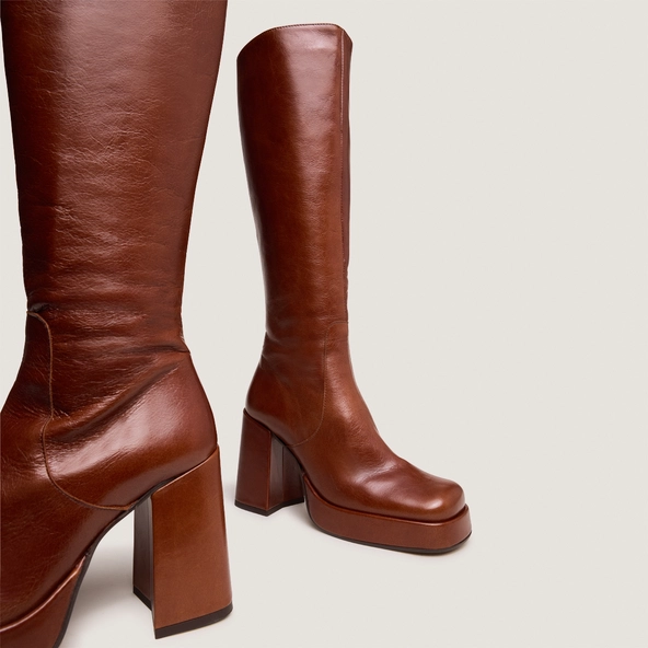 Boots with heels and square toes in brown distressed leather | BRYAN