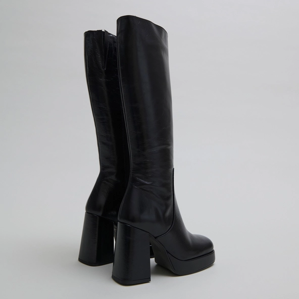 Boots with heels and square toes in black aged leather | BRYAN