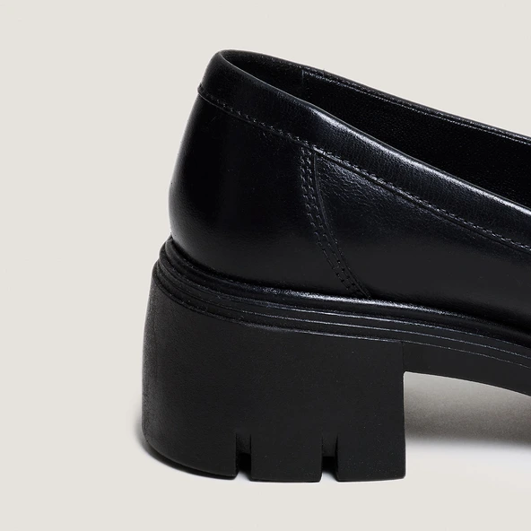 Heeled loafers in black leather | ARON