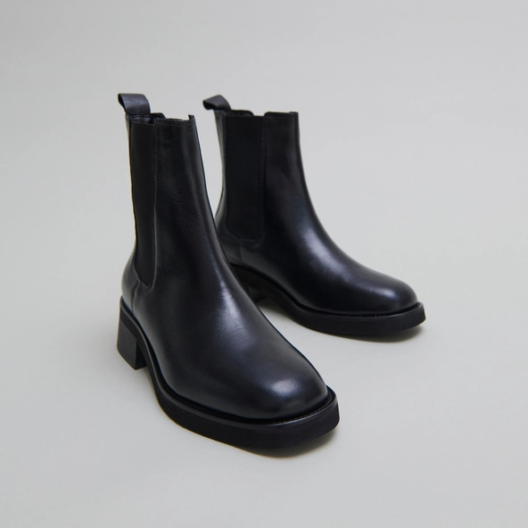 Boots à bouts arrondis et élastiques in black leather | PARISSE