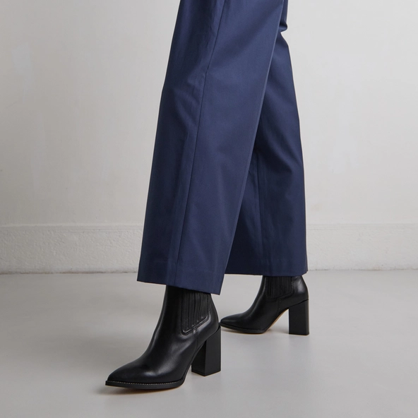 Ankle boots with heels and pointed toes in black leather | PERLINE