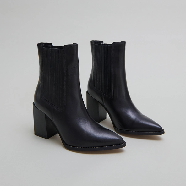Ankle boots with heels and pointed toes in black leather | PERLINE