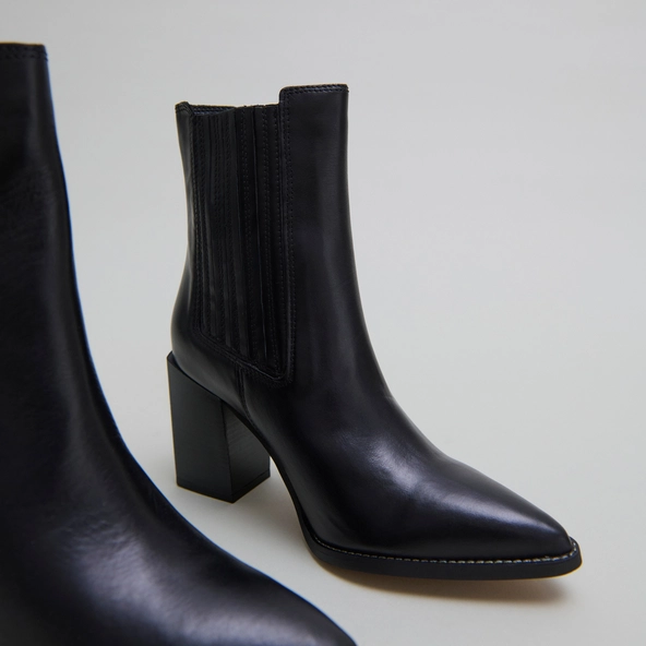 Ankle boots with heels and pointed toes in black leather | PERLINE