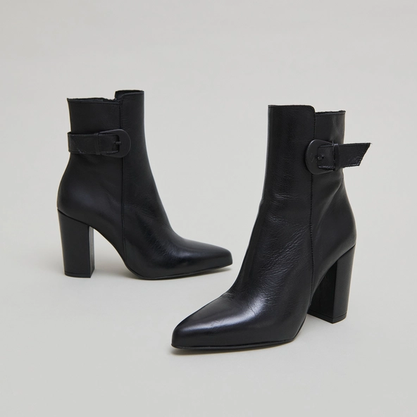 Bottines à bouts pointus et boucles in black leather | BETH