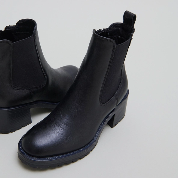 Lowboots with elastic bands in black grained leather | CECILE