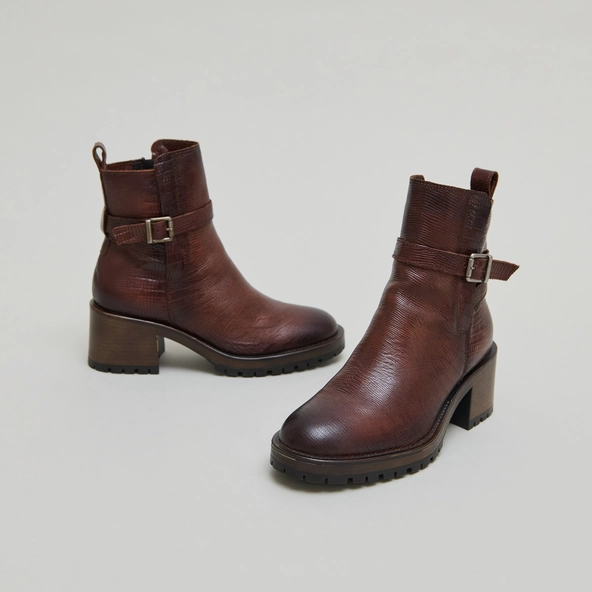 Bottines à bouts ronds et boucles in cognac reptile leather | CLOVIS