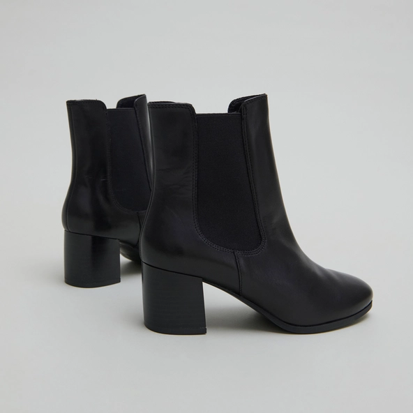 Bottines &agrave; talons et &eacute;lastiques in black leather | ALDERIC