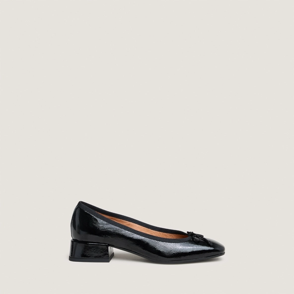 Ballet flats with square toes in black pleated patent | DYBIL