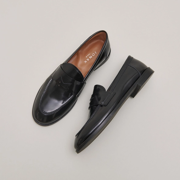 Round-toe loafers in black shiny leather | THELMA