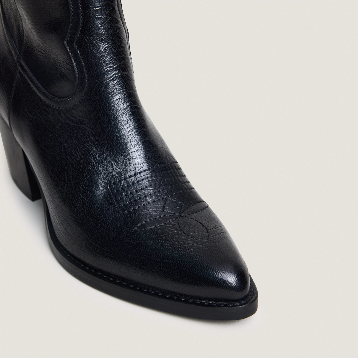 Heeled ankle boots with topstitch in black leather | DJAMENA