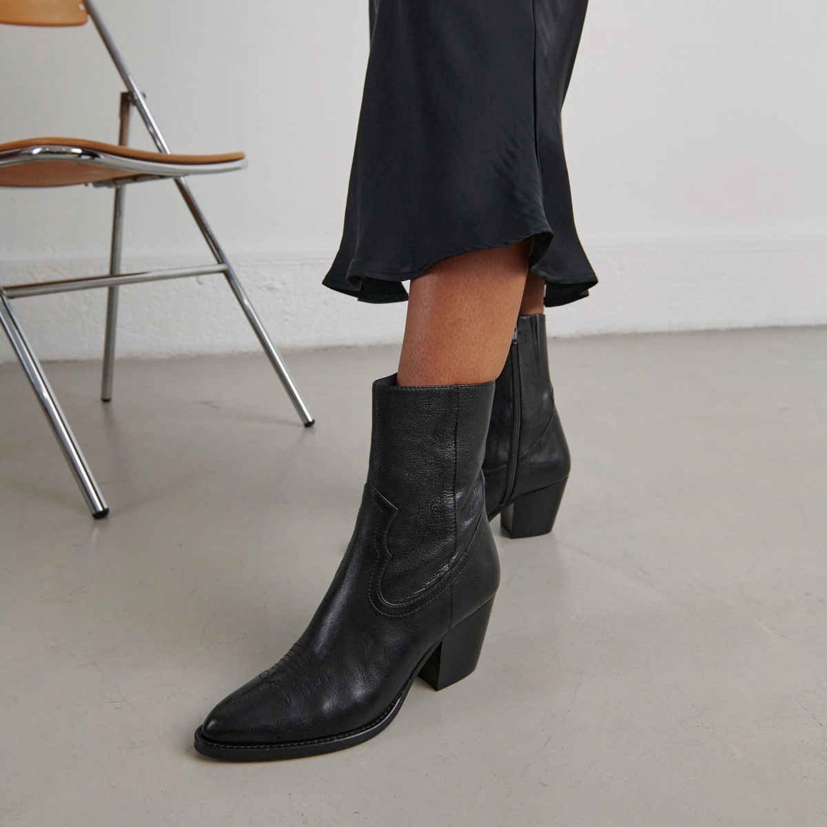 Heeled ankle boots with topstitch in black leather | DJAMENA