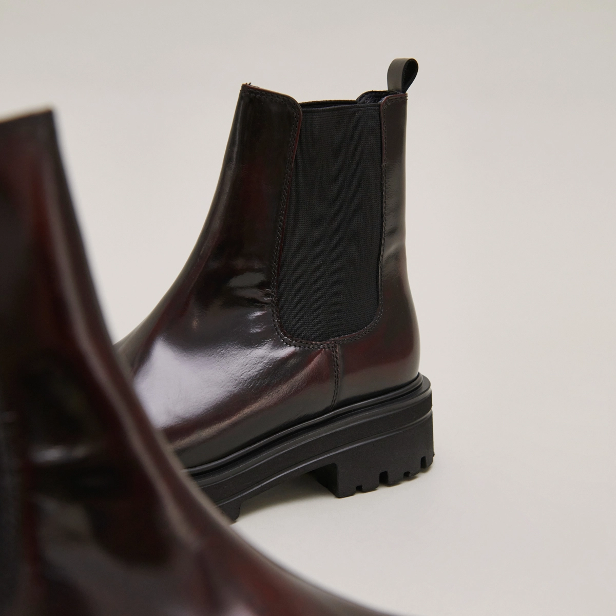 Boots à semelles crantées et élastiques in burgundy patinated leather | AMANDINE